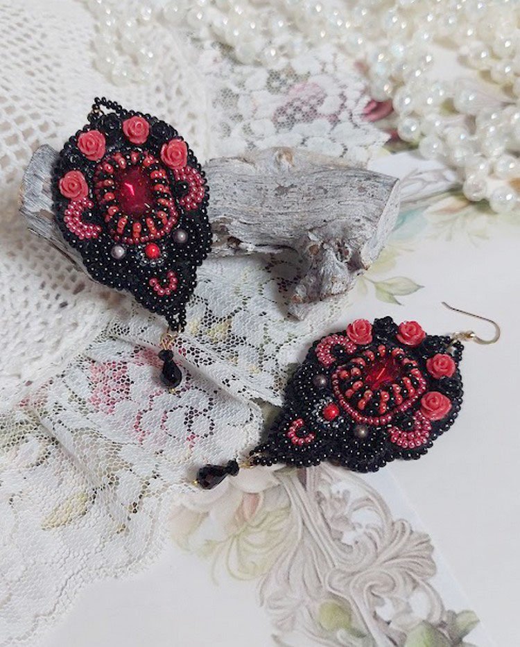 BO Midnight in Paris broderad med Swarovski-kristaller, röda rosor i harts, pärlpärlor, fröpärlor och 14 karat guldfyllda öronkrokar.