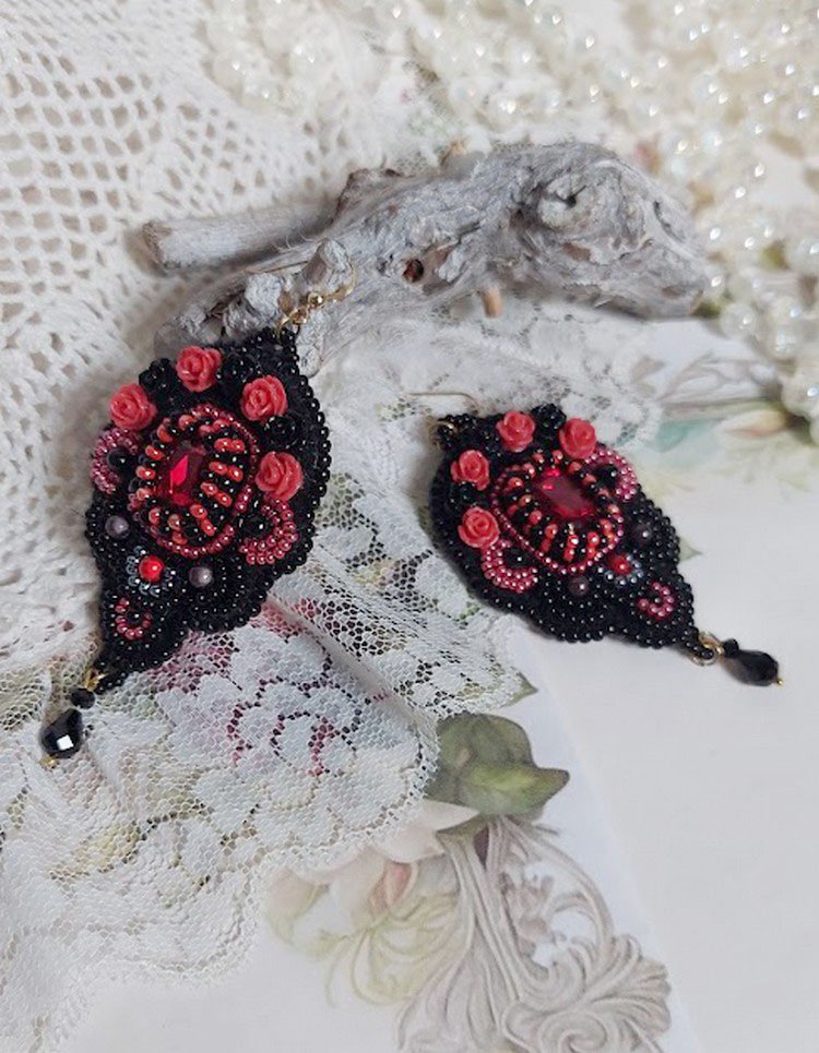 BO Midnight in Paris broderad med Swarovski-kristaller, röda rosor i harts, pärlpärlor, fröpärlor och 14 karat guldfyllda öronkrokar.