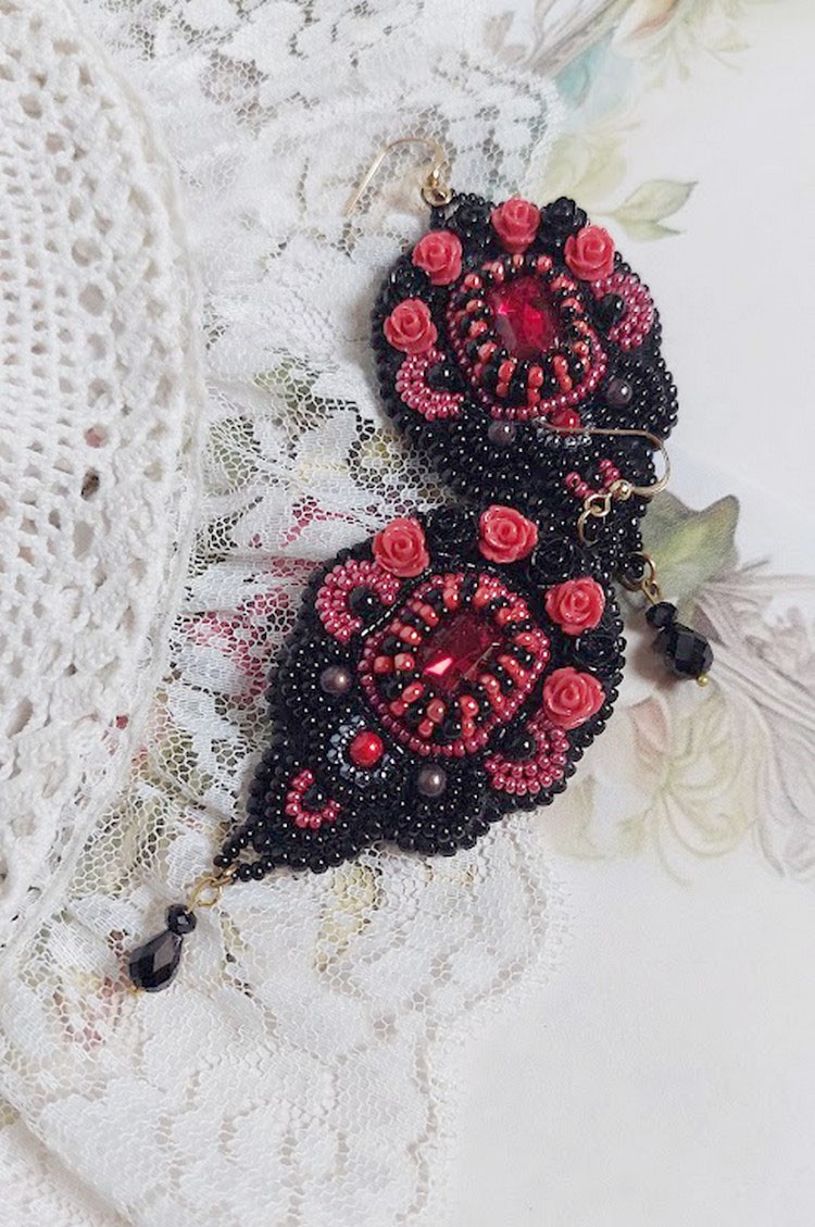 BO Midnight in Paris broderad med Swarovski-kristaller, röda rosor i harts, pärlpärlor, fröpärlor och 14 karat guldfyllda öronkrokar.