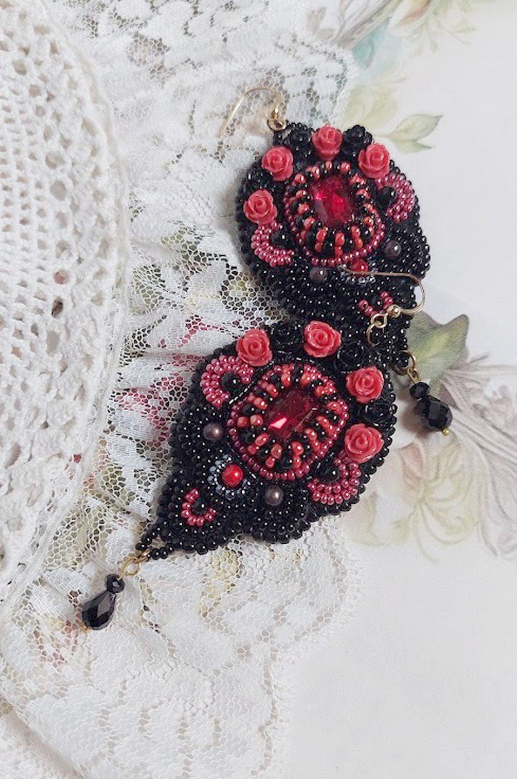BO Midnight in Paris broderad med Swarovski-kristaller, röda rosor i harts, pärlpärlor, fröpärlor och 14 karat guldfyllda öronkrokar.