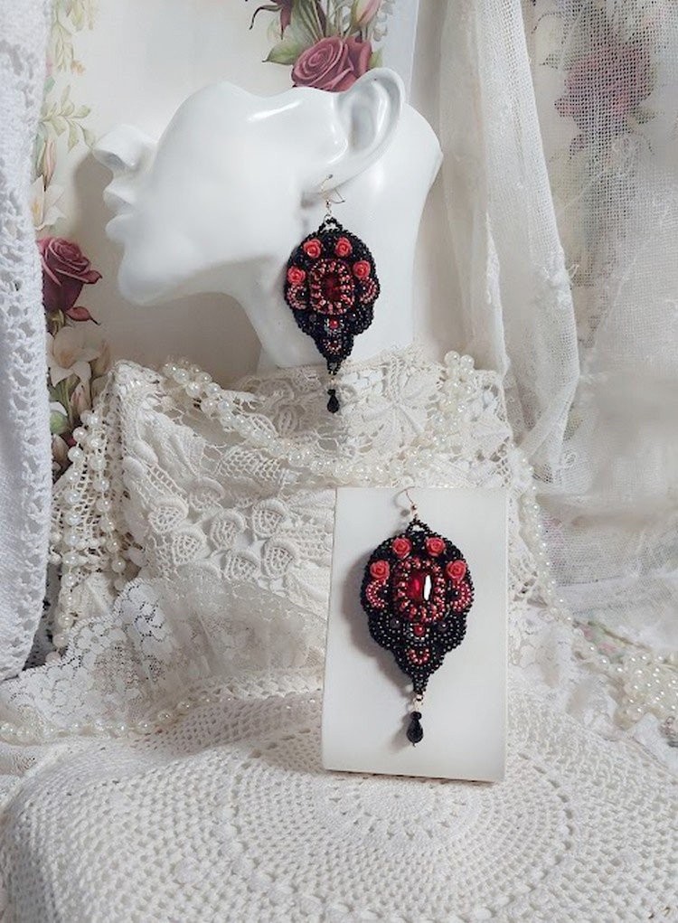 BO Midnight in Paris broderad med Swarovski-kristaller, röda rosor i harts, pärlpärlor, fröpärlor och 14 karat guldfyllda öronkrokar.