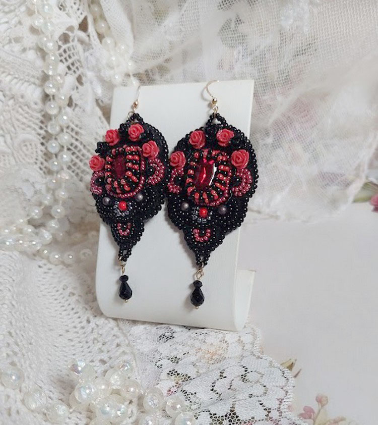 BO Midnight in Paris broderad med Swarovski-kristaller, röda rosor i harts, pärlpärlor, fröpärlor och 14 karat guldfyllda öronkrokar.