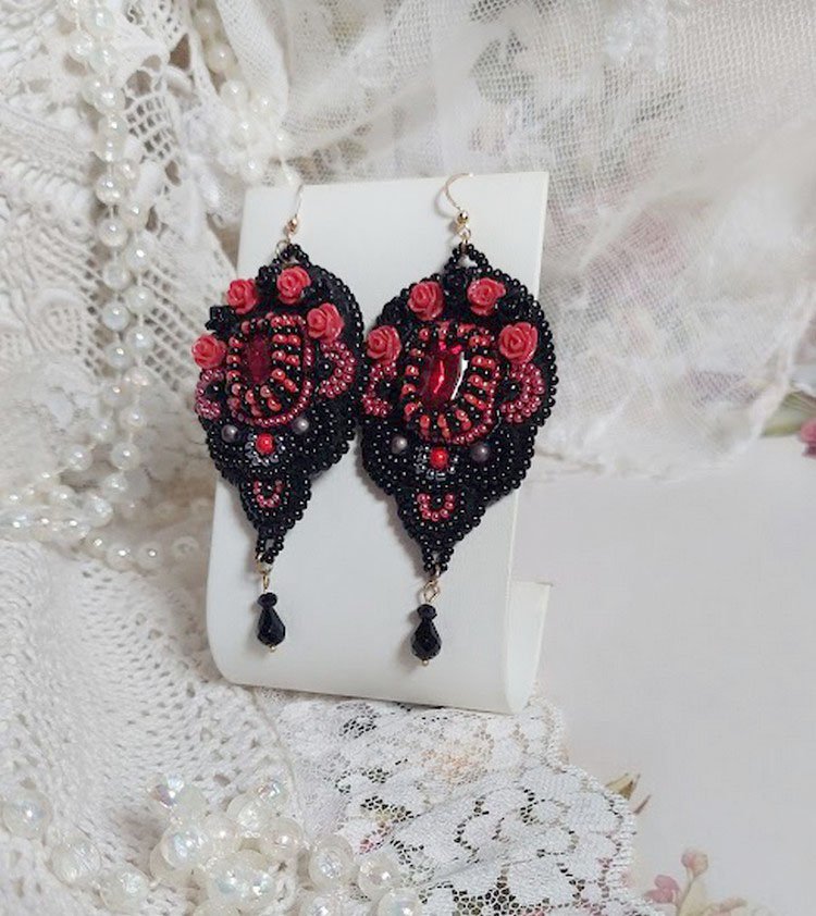 BO Midnight in Paris broderad med Swarovski-kristaller, röda rosor i harts, pärlpärlor, fröpärlor och 14 karat guldfyllda öronkrokar.
