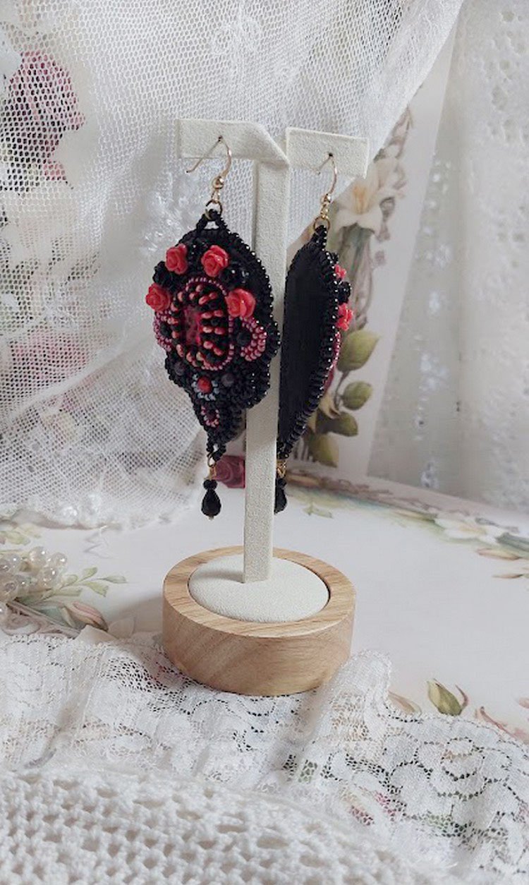 BO Midnight in Paris broderad med Swarovski-kristaller, röda rosor i harts, pärlpärlor, fröpärlor och 14 karat guldfyllda öronkrokar.