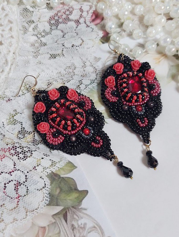 BO Midnight in Paris broderad med Swarovski-kristaller, röda rosor i harts, pärlpärlor, fröpärlor och 14 karat guldfyllda öronkrokar.