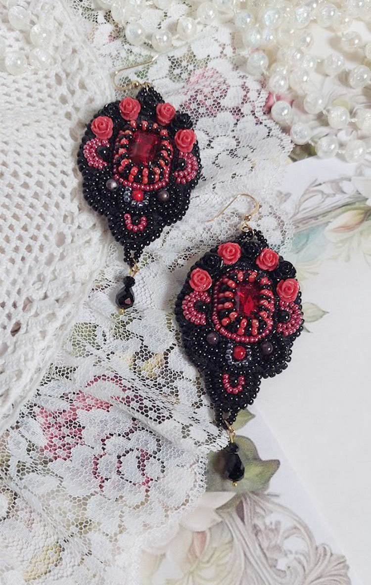 BO Midnight in Paris broderad med Swarovski-kristaller, röda rosor i harts, pärlpärlor, fröpärlor och 14 karat guldfyllda öronkrokar.