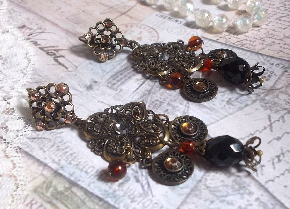 BO Milady Broc" skapad med stämplar, droppar, mässingsbrickor, strass, PureCrystal cabochons och glaspärlor.