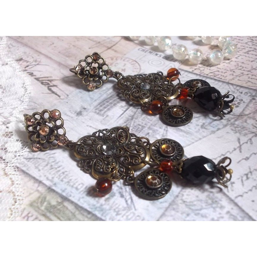 BO Milady Broc" skapad med stämplar, droppar, mässingsbrickor, strass, PureCrystal cabochons och glaspärlor.