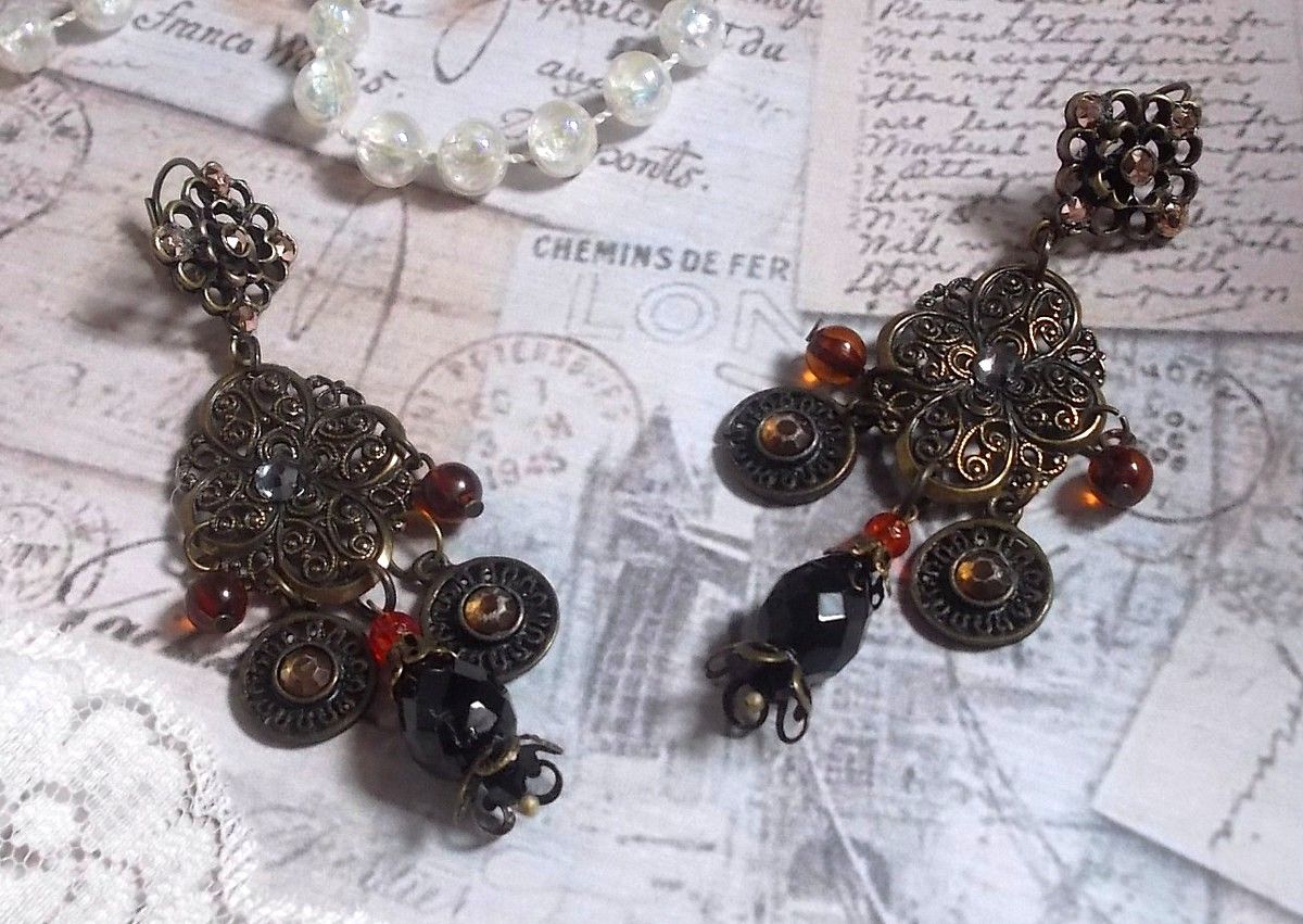BO Milady Broc" skapad med stämplar, droppar, mässingsbrickor, strass, PureCrystal cabochons och glaspärlor.