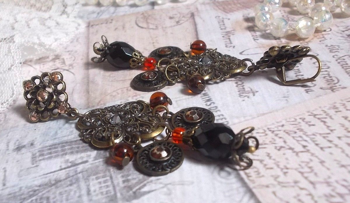 BO Milady Broc" skapad med stämplar, droppar, mässingsbrickor, strass, PureCrystal cabochons och glaspärlor.