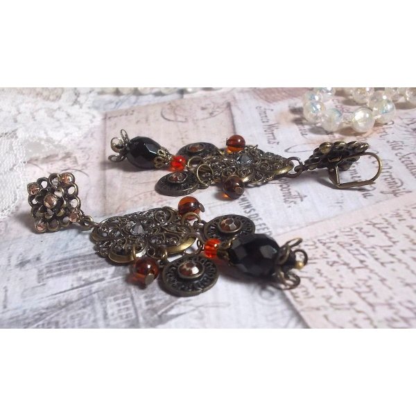 BO Milady Broc" skapad med stämplar, droppar, mässingsbrickor, strass, PureCrystal cabochons och glaspärlor.