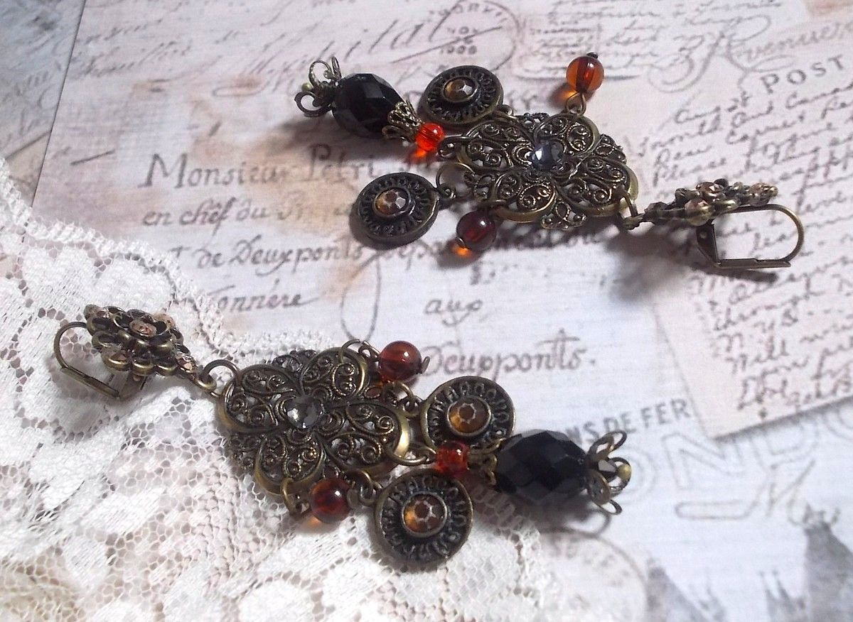 BO Milady Broc" skapad med stämplar, droppar, mässingsbrickor, strass, PureCrystal cabochons och glaspärlor.