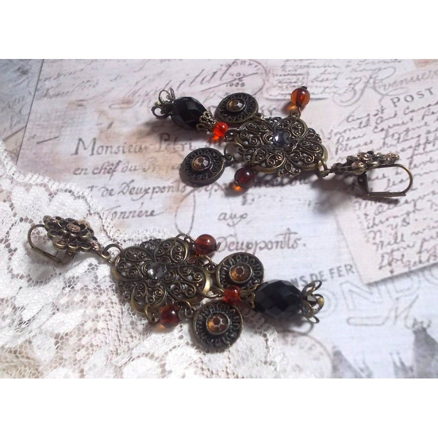BO Milady Broc" skapad med stämplar, droppar, mässingsbrickor, strass, PureCrystal cabochons och glaspärlor.