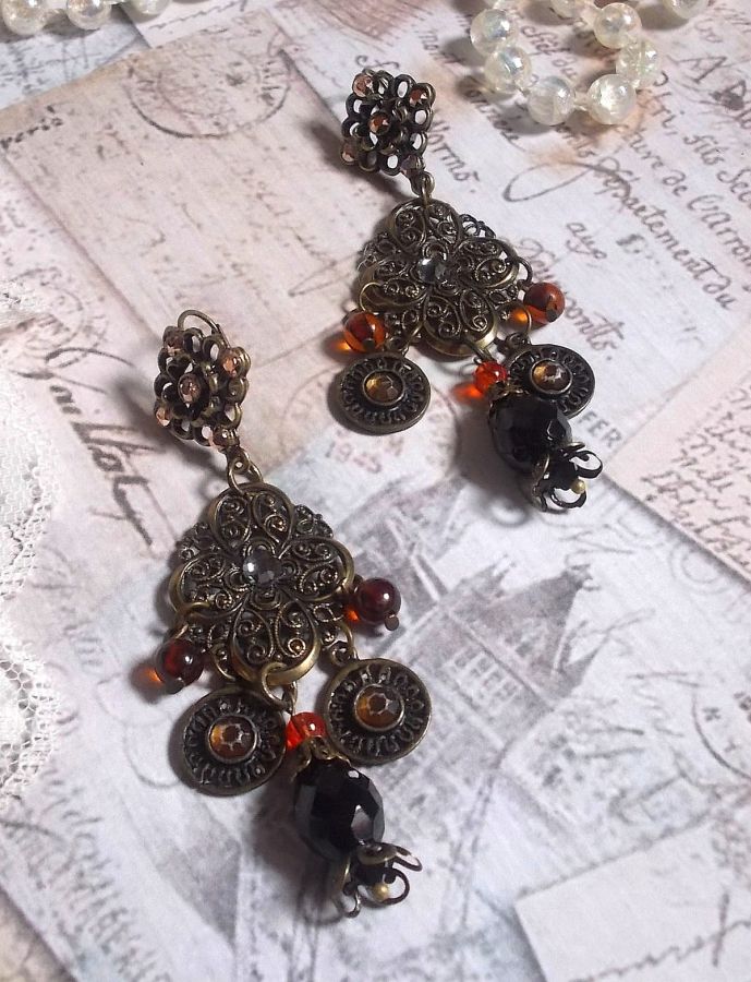 BO Milady Broc" skapad med stämplar, droppar, mässingsbrickor, strass, PureCrystal cabochons och glaspärlor.