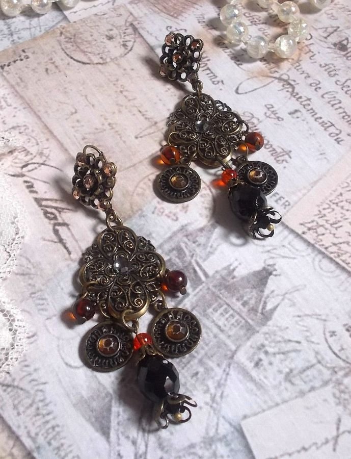 BO Milady Broc" skapad med stämplar, droppar, mässingsbrickor, strass, PureCrystal cabochons och glaspärlor.
