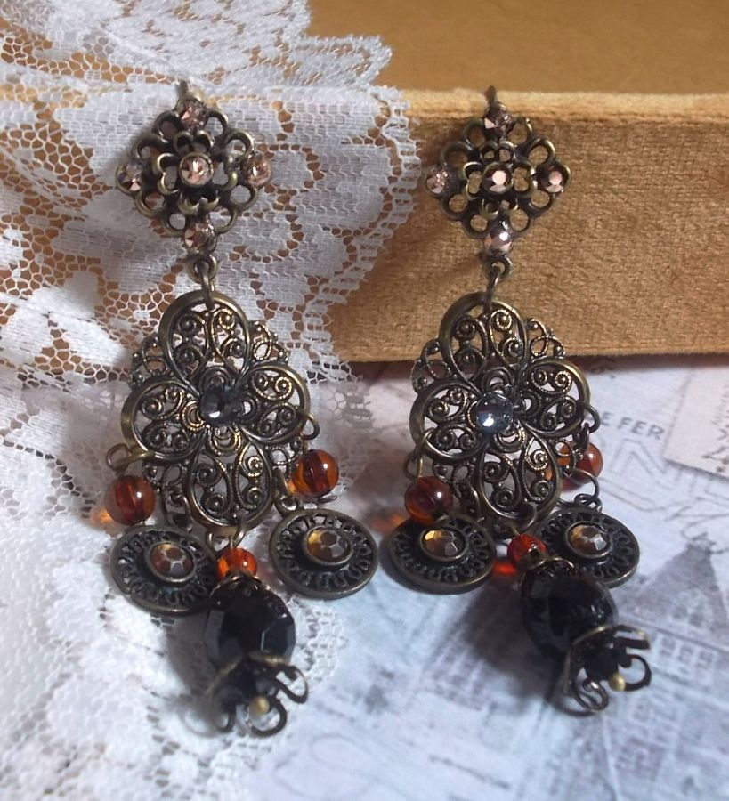 BO Milady Broc" skapad med stämplar, droppar, mässingsbrickor, strass, PureCrystal cabochons och glaspärlor.