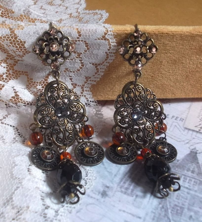 BO Milady Broc" skapad med stämplar, droppar, mässingsbrickor, strass, PureCrystal cabochons och glaspärlor.
