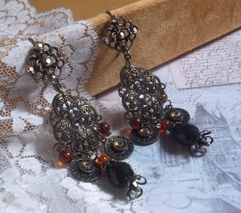 BO Milady Broc" skapad med stämplar, droppar, mässingsbrickor, strass, PureCrystal cabochons och glaspärlor.