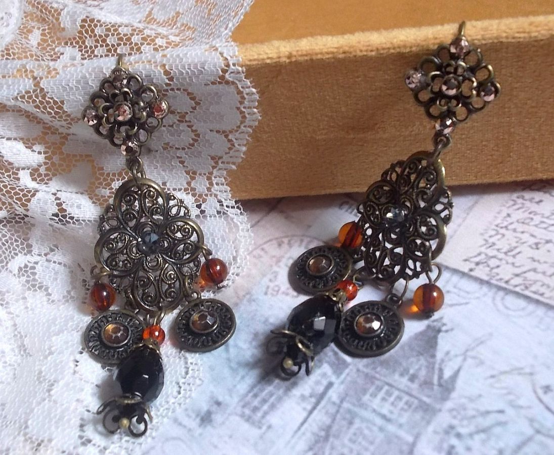 BO Milady Broc" skapad med stämplar, droppar, mässingsbrickor, strass, PureCrystal cabochons och glaspärlor.