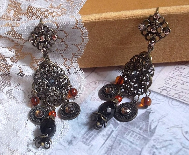 BO Milady Broc" skapad med st&auml;mplar, droppar, m&auml;ssingsbrickor, strass, PureCrystal cabochons och glasp&auml;rlor.