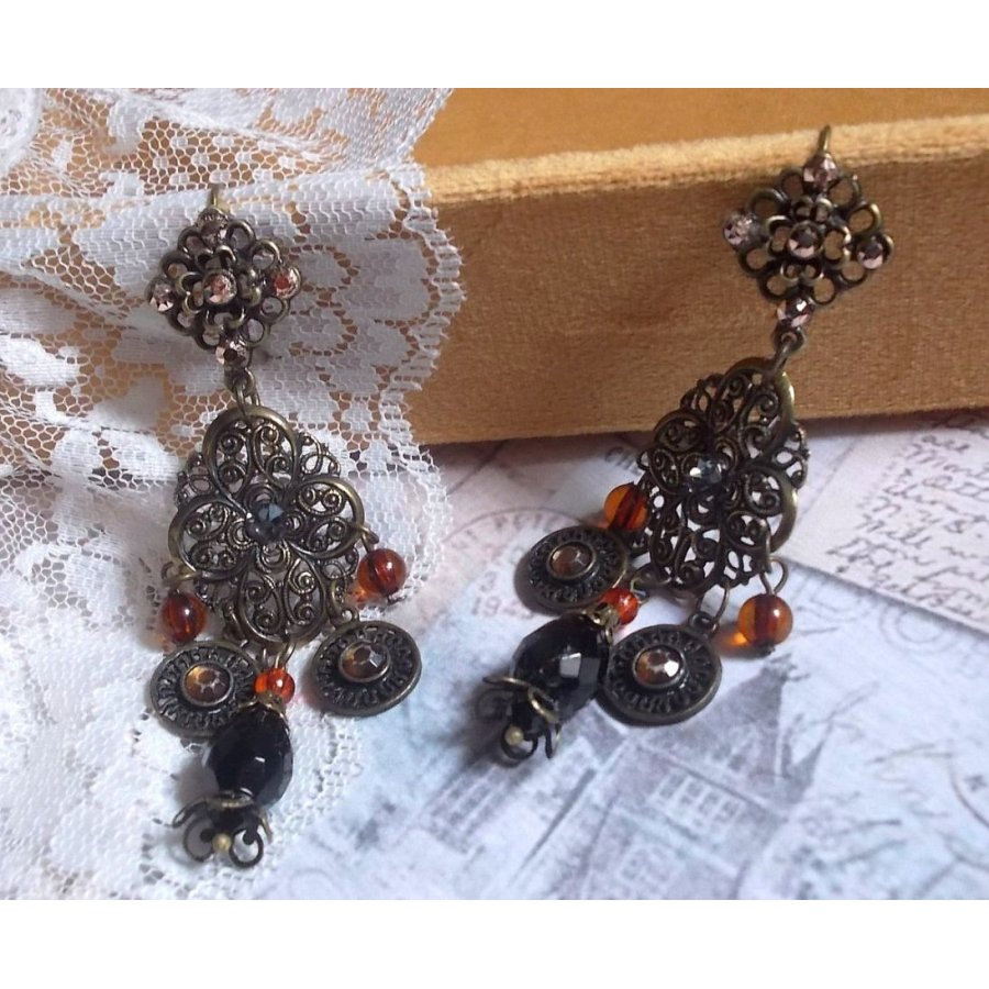 BO Milady Broc" skapad med stämplar, droppar, mässingsbrickor, strass, PureCrystal cabochons och glaspärlor.