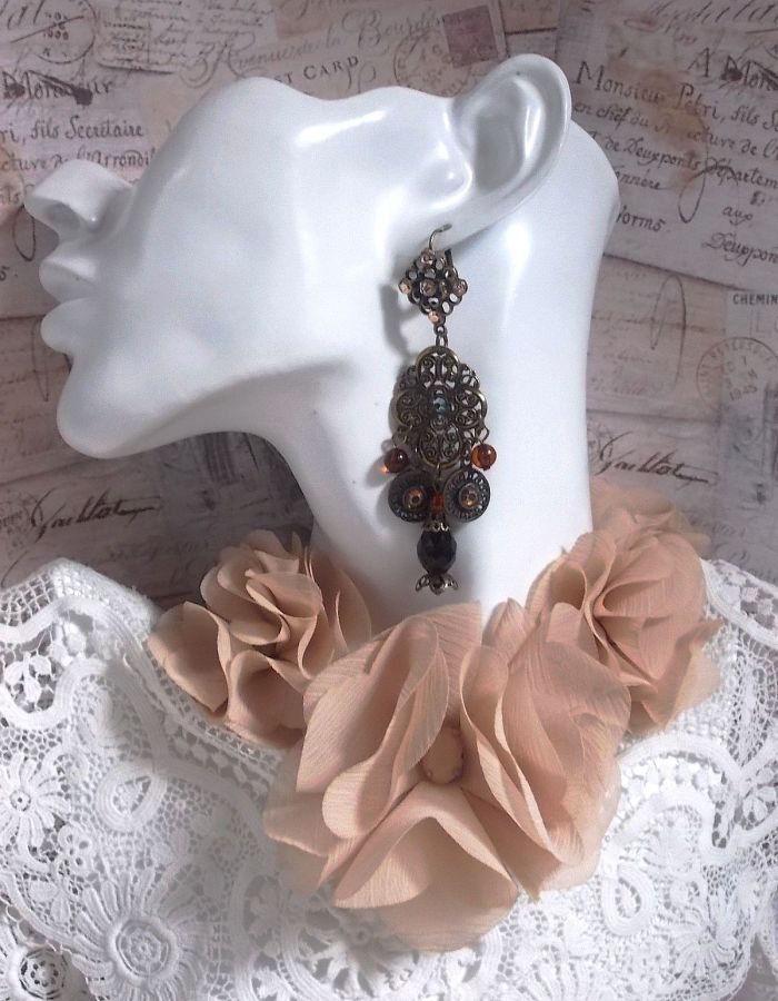 BO Milady Broc" skapad med stämplar, droppar, mässingsbrickor, strass, PureCrystal cabochons och glaspärlor.