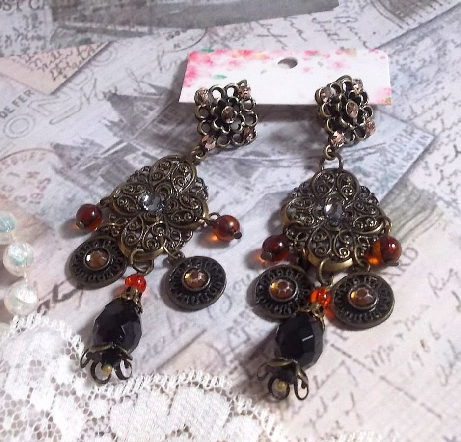 BO Milady Broc" skapad med stämplar, droppar, mässingsbrickor, strass, PureCrystal cabochons och glaspärlor.