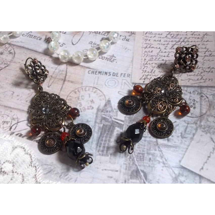 BO Milady Broc" skapad med stämplar, droppar, mässingsbrickor, strass, PureCrystal cabochons och glaspärlor.