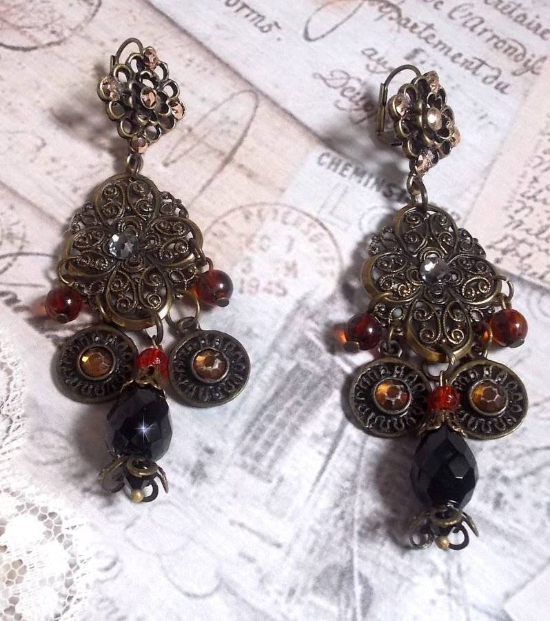 BO Milady Broc" skapad med stämplar, droppar, mässingsbrickor, strass, PureCrystal cabochons och glaspärlor.
