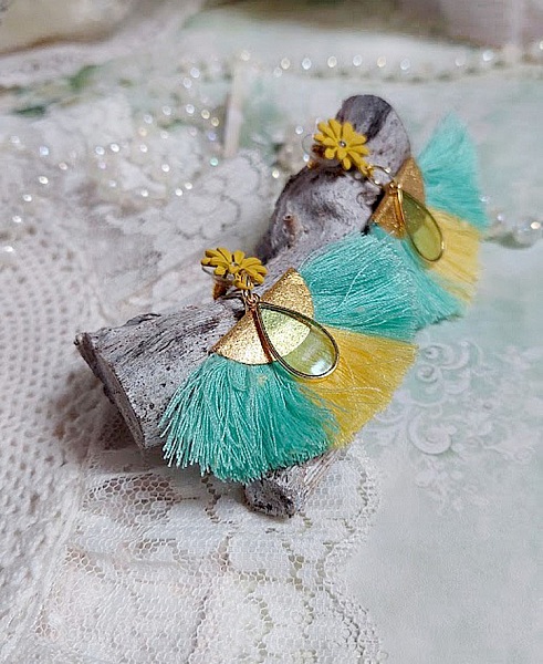 BO Mint and Yellow mont&eacute;es avec des pompons, pince demi-lune, gouttes r&eacute;sine et puces m&eacute;tal