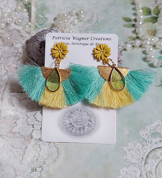 BO Mint and Yellow mont&eacute;es avec des pompons, pince demi-lune, gouttes r&eacute;sine et puces m&eacute;tal