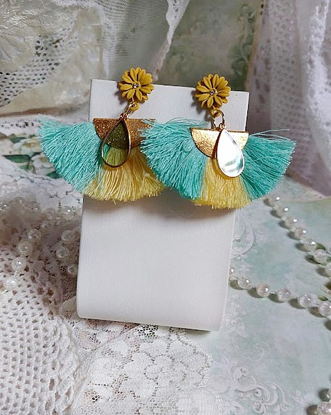 BO Mint and Yellow mont&eacute;es avec des pompons, pince demi-lune, gouttes r&eacute;sine et puces m&eacute;tal