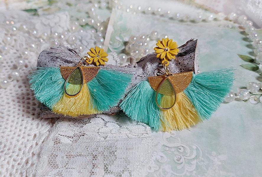 BO Mint and Yellow mont&eacute;es avec des pompons, pince demi-lune, gouttes r&eacute;sine et puces m&eacute;tal