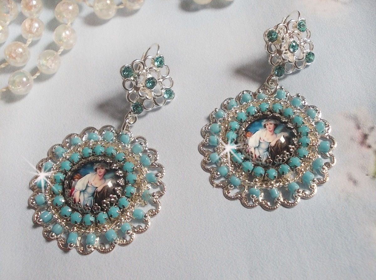 BO Moment de Détente skapad med Vintage Dames förstoringsglas cabochons, Swarovski kristaller, stämplar och glaspärlor.