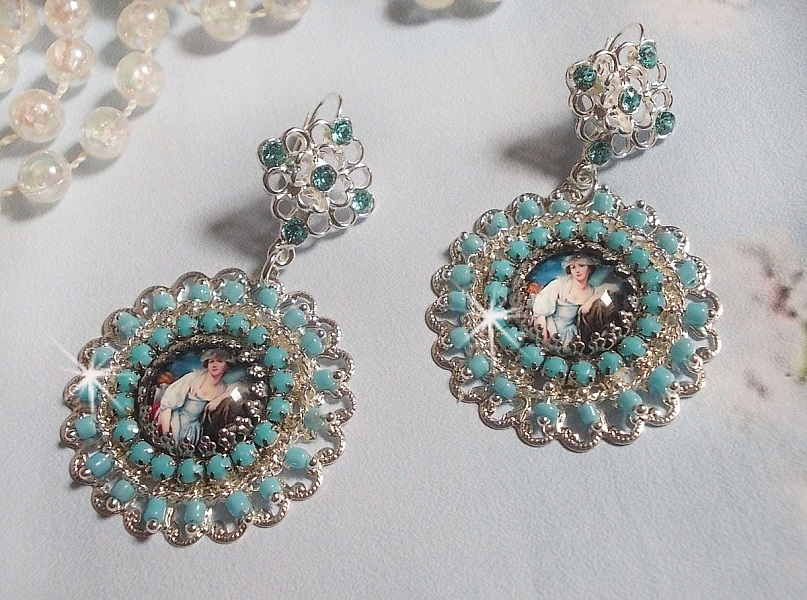 BO Moment de D&eacute;tente skapad med Vintage Dames f&ouml;rstoringsglas cabochons, Swarovski kristaller, st&auml;mplar och glasp&auml;rlor.