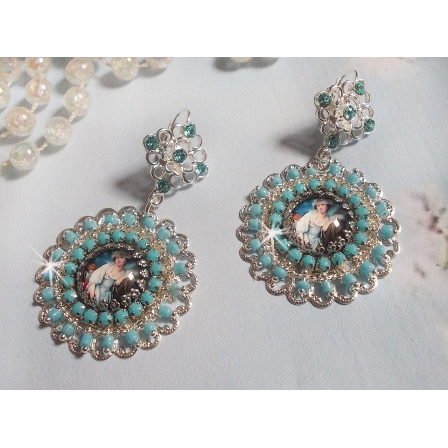 BO Moment de Détente skapad med Vintage Dames förstoringsglas cabochons, Swarovski kristaller, stämplar och glaspärlor.