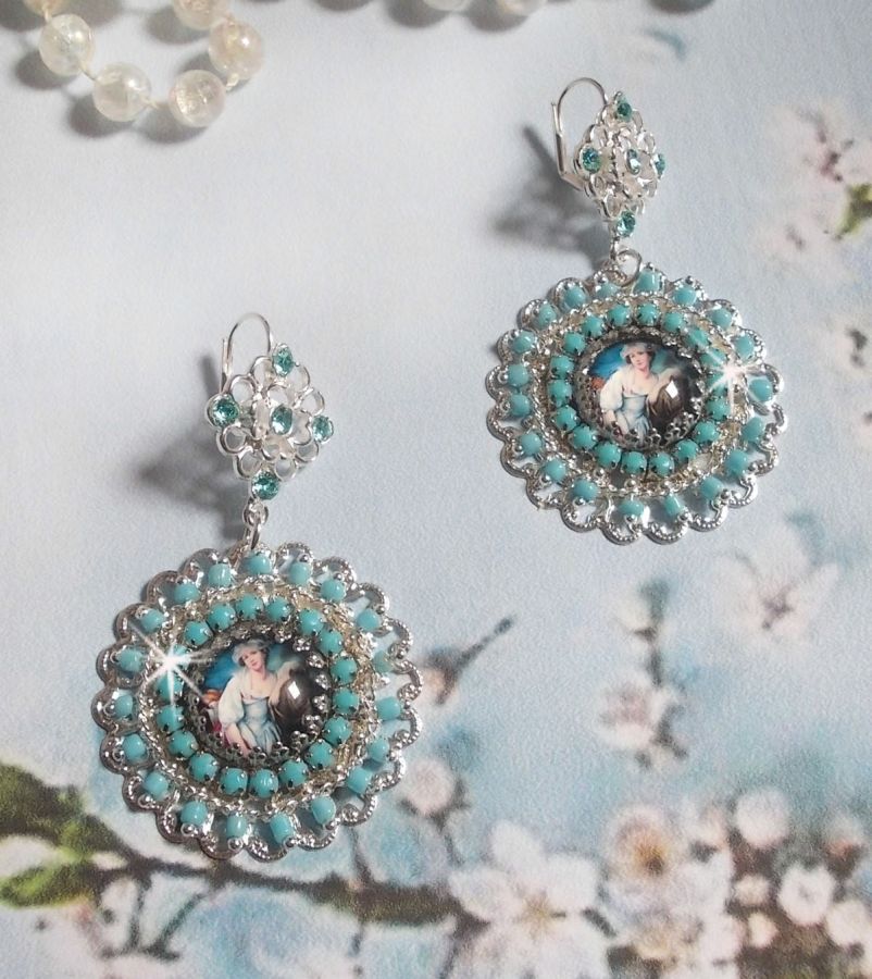 BO Moment de Détente skapad med Vintage Dames förstoringsglas cabochons, Swarovski kristaller, stämplar och glaspärlor.