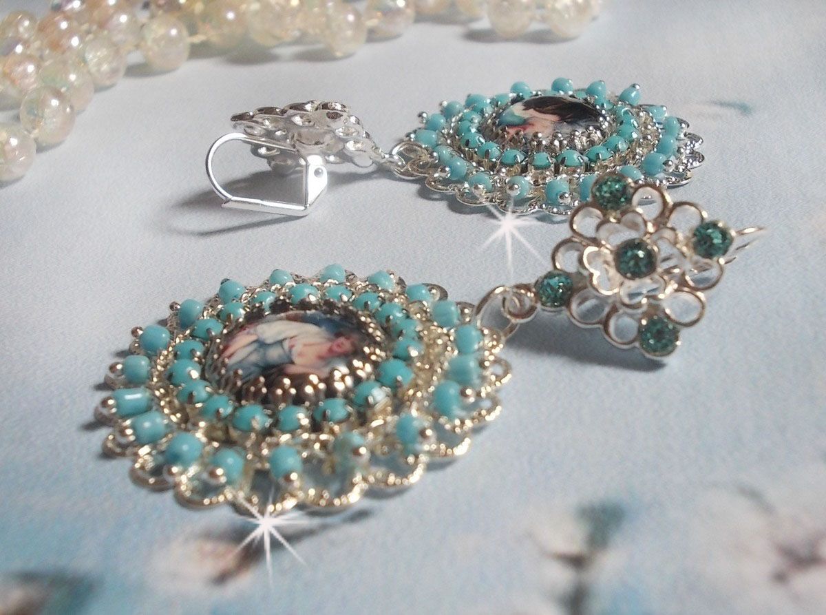 BO Moment de Détente skapad med Vintage Dames förstoringsglas cabochons, Swarovski kristaller, stämplar och glaspärlor.