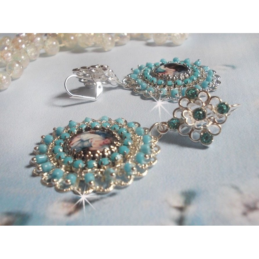 BO Moment de Détente skapad med Vintage Dames förstoringsglas cabochons, Swarovski kristaller, stämplar och glaspärlor.