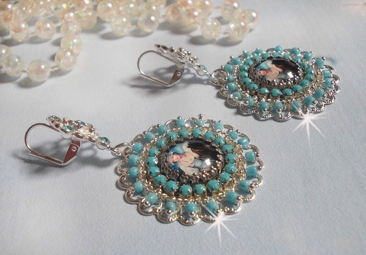 BO Moment de Détente skapad med Vintage Dames förstoringsglas cabochons, Swarovski kristaller, stämplar och glaspärlor.