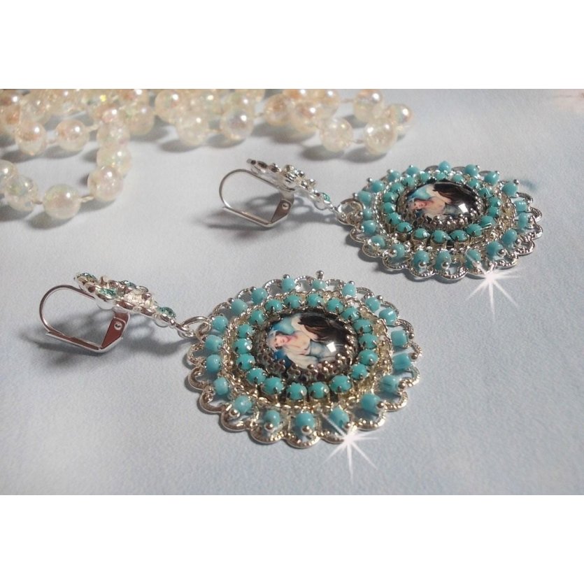 BO Moment de Détente skapad med Vintage Dames förstoringsglas cabochons, Swarovski kristaller, stämplar och glaspärlor.