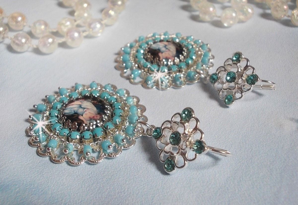 BO Moment de Détente skapad med Vintage Dames förstoringsglas cabochons, Swarovski kristaller, stämplar och glaspärlor.