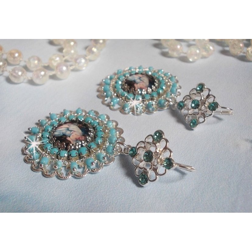 BO Moment de Détente skapad med Vintage Dames förstoringsglas cabochons, Swarovski kristaller, stämplar och glaspärlor.