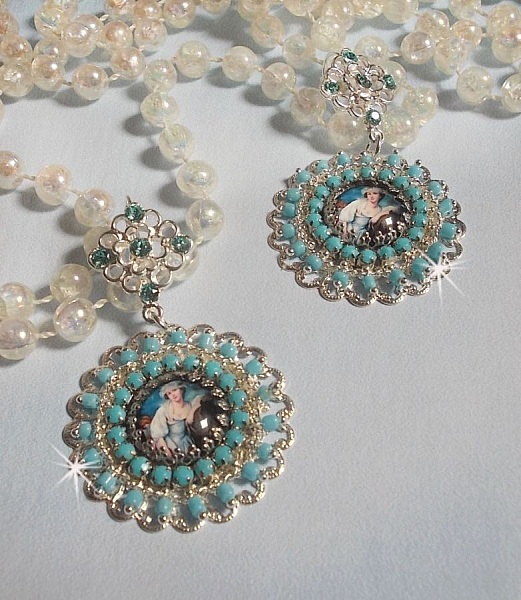 BO Moment de D&eacute;tente skapad med Vintage Dames f&ouml;rstoringsglas cabochons, Swarovski kristaller, st&auml;mplar och glasp&auml;rlor.