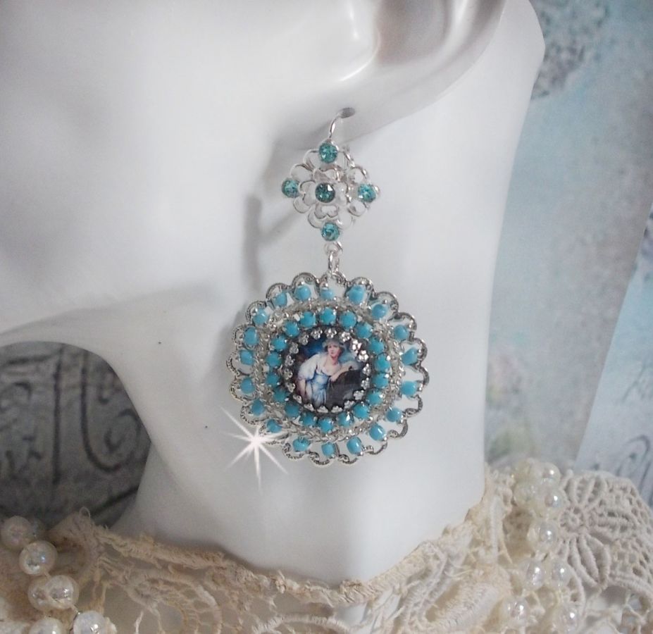 BO Moment de Détente skapad med Vintage Dames förstoringsglas cabochons, Swarovski kristaller, stämplar och glaspärlor.
