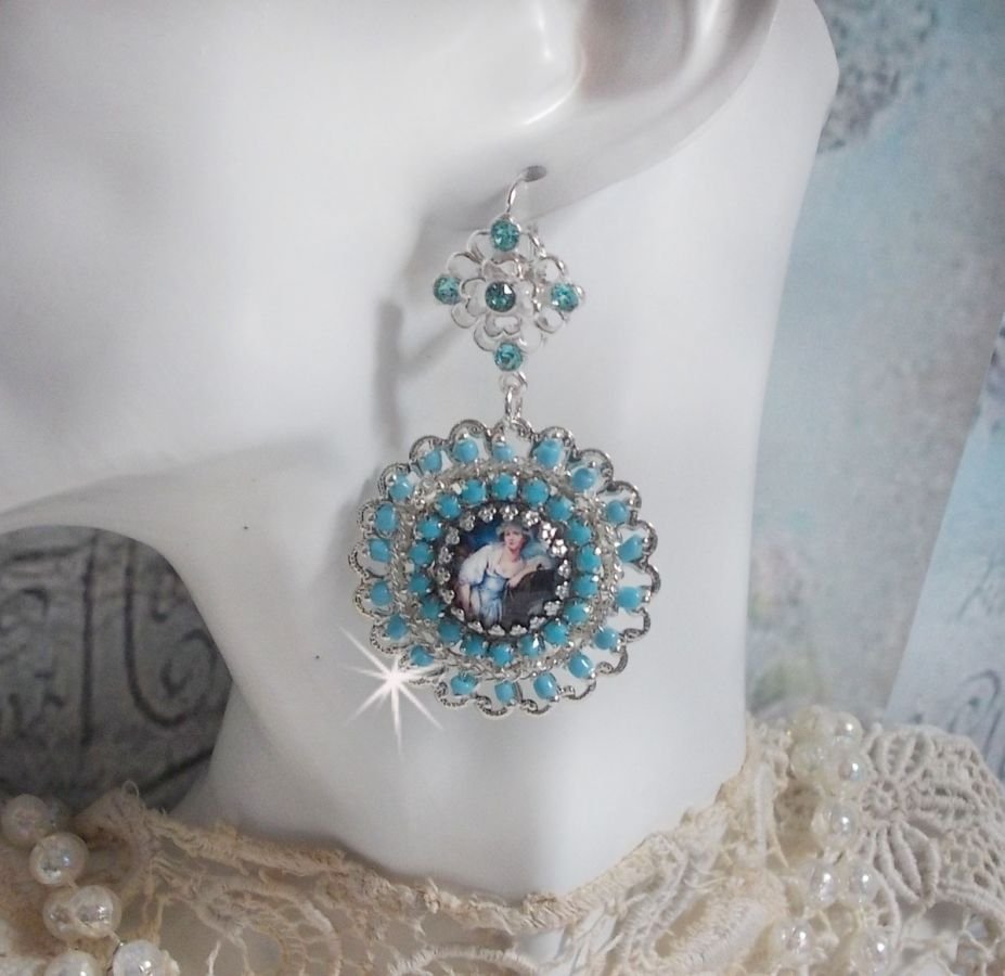 BO Moment de Détente skapad med Vintage Dames förstoringsglas cabochons, Swarovski kristaller, stämplar och glaspärlor.