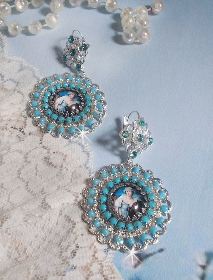 BO Moment de Détente skapad med Vintage Dames förstoringsglas cabochons, Swarovski kristaller, stämplar och glaspärlor.