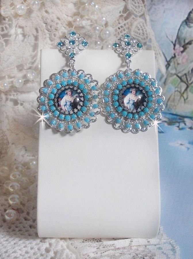 BO Moment de Détente skapad med Vintage Dames förstoringsglas cabochons, Swarovski kristaller, stämplar och glaspärlor.