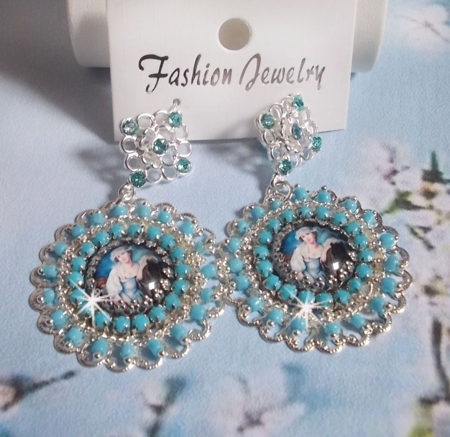 BO Moment de Détente skapad med Vintage Dames förstoringsglas cabochons, Swarovski kristaller, stämplar och glaspärlor.