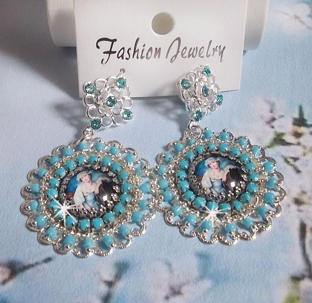 BO Moment de D&eacute;tente skapad med Vintage Dames f&ouml;rstoringsglas cabochons, Swarovski kristaller, st&auml;mplar och glasp&auml;rlor.